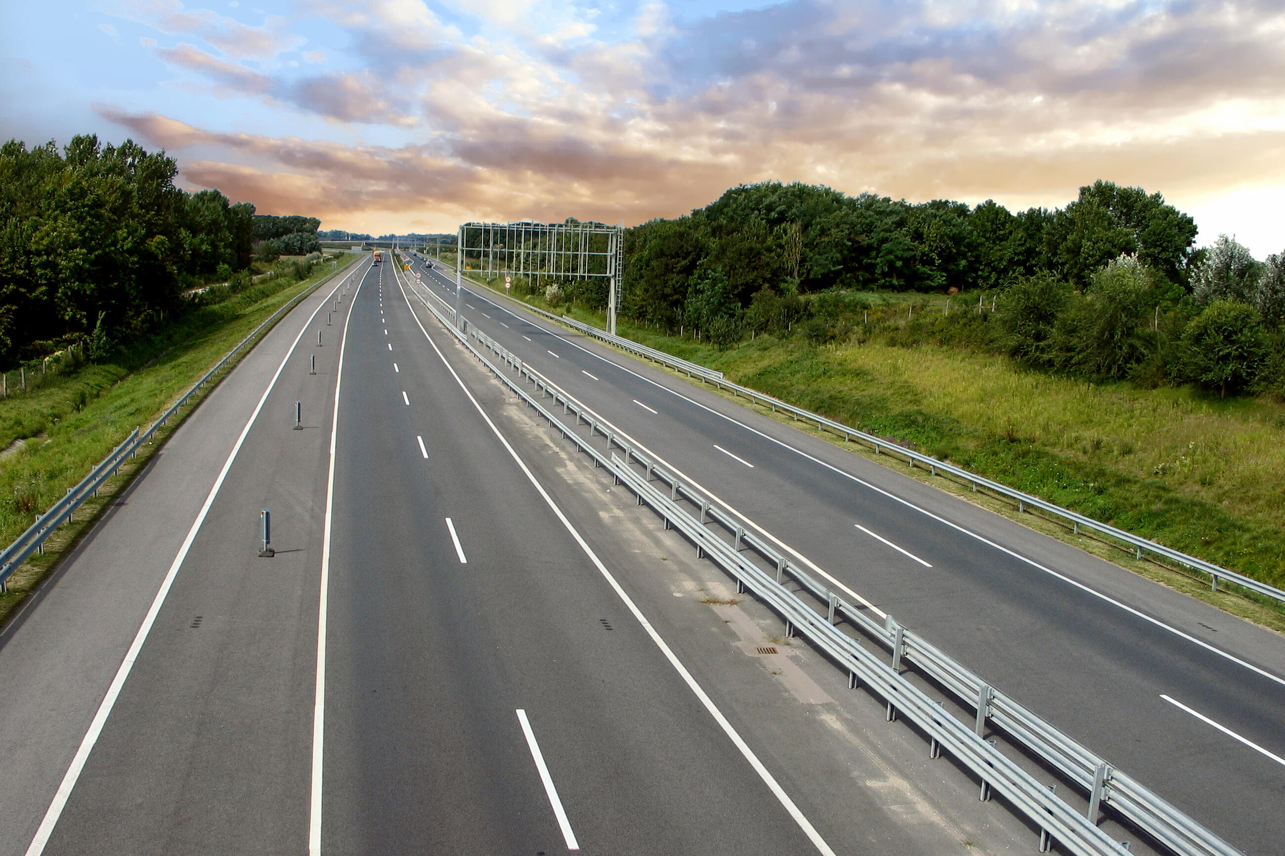 Дорога шоссейного типа как называется. Автомагистраль a13 в Румынии. Автомагистрали Венгрии. Шоссейная дорога. Шоссейные дороги.
