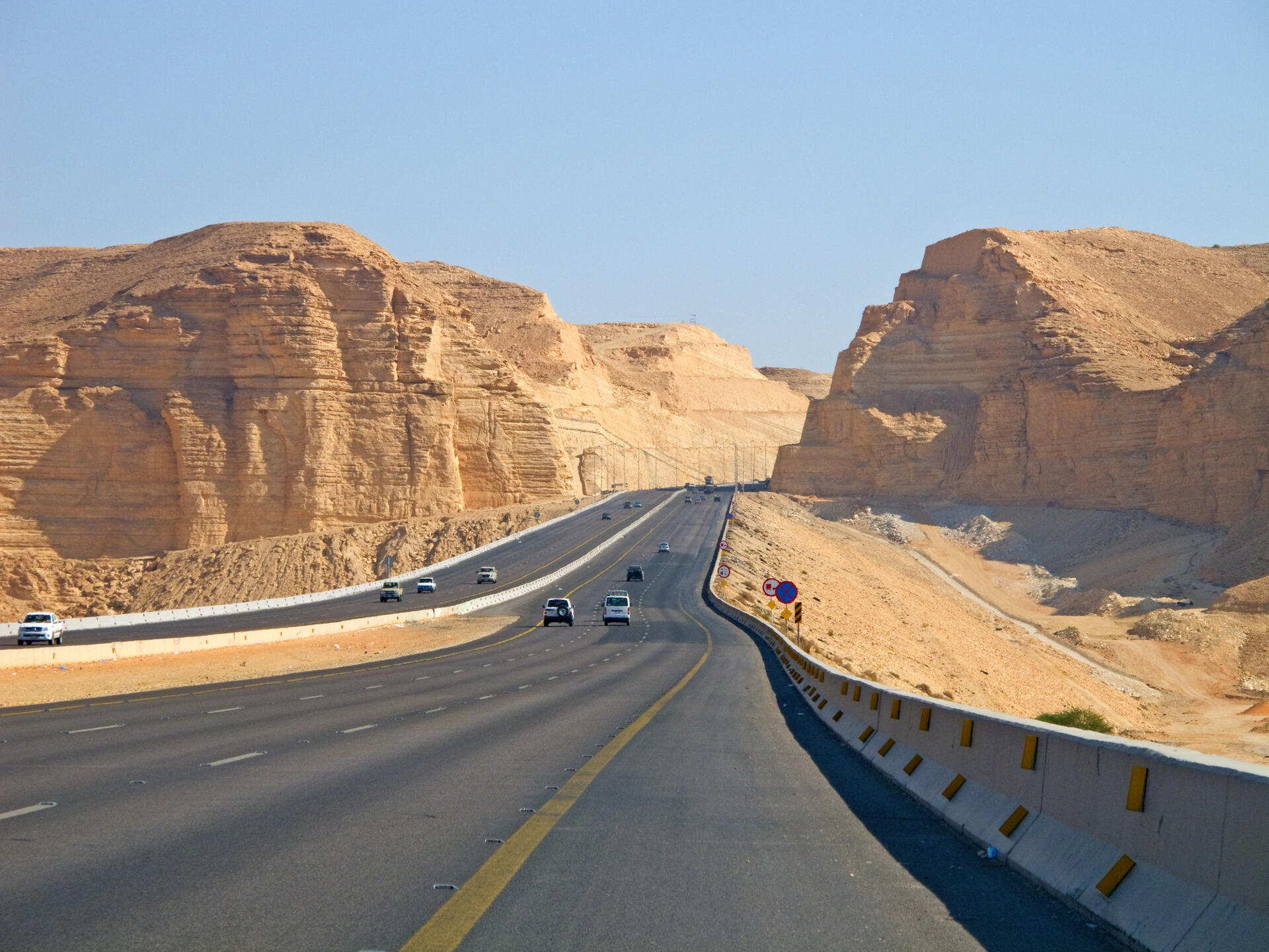 Транспорт саудовской аравии. Саудовская Аравия дорога. Дорога в пустыне Дубай. Дороги в Саудовской Аравии. Железная дорога в Саудовской Аравии.