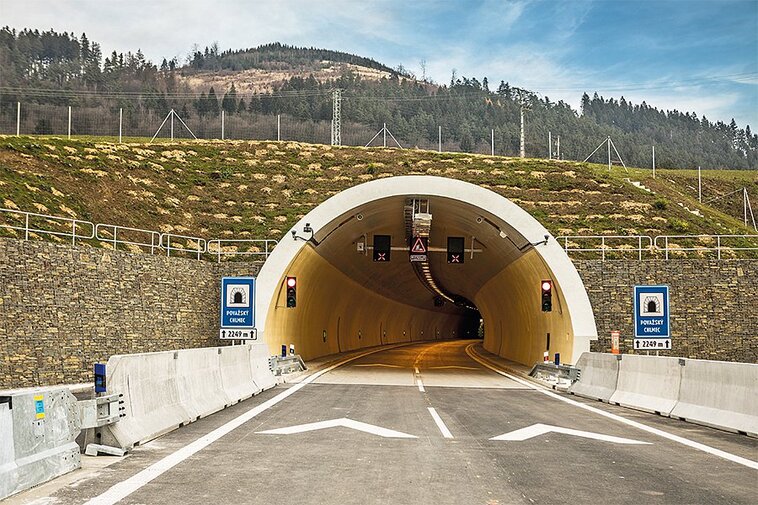 Sčítač dopravy s vysokorychlostním vážením vozidel za jízdy